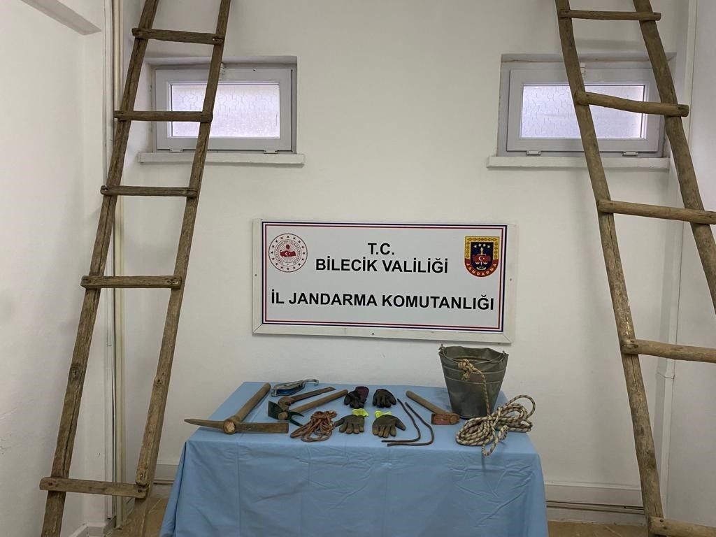 Defi̇ne Avcıları Suçüstü Yakalandı