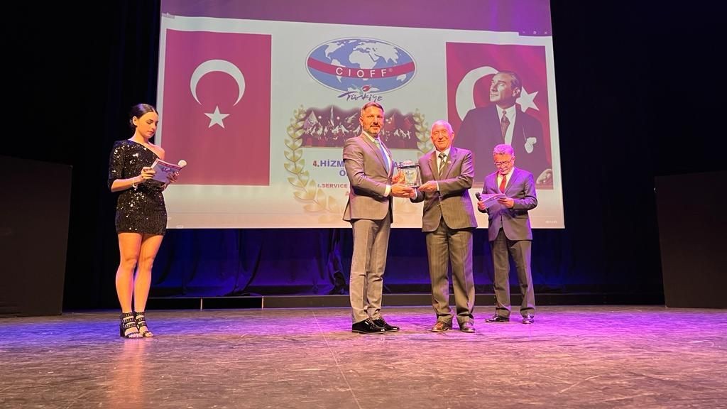 Dünyanın En İyi̇ “Geleneksel Sanatlara Hi̇zmet” Ödülü Si̇vri̇hi̇sarın