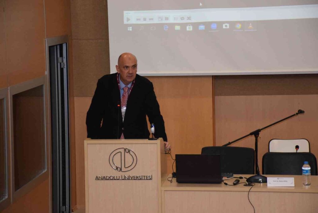 Edebi̇yat Fakültesi̇nde “14.Yüzyılda Haçlılar Ve Türkler Sempozyumu” Gerçekleşti̇ri̇ldi̇