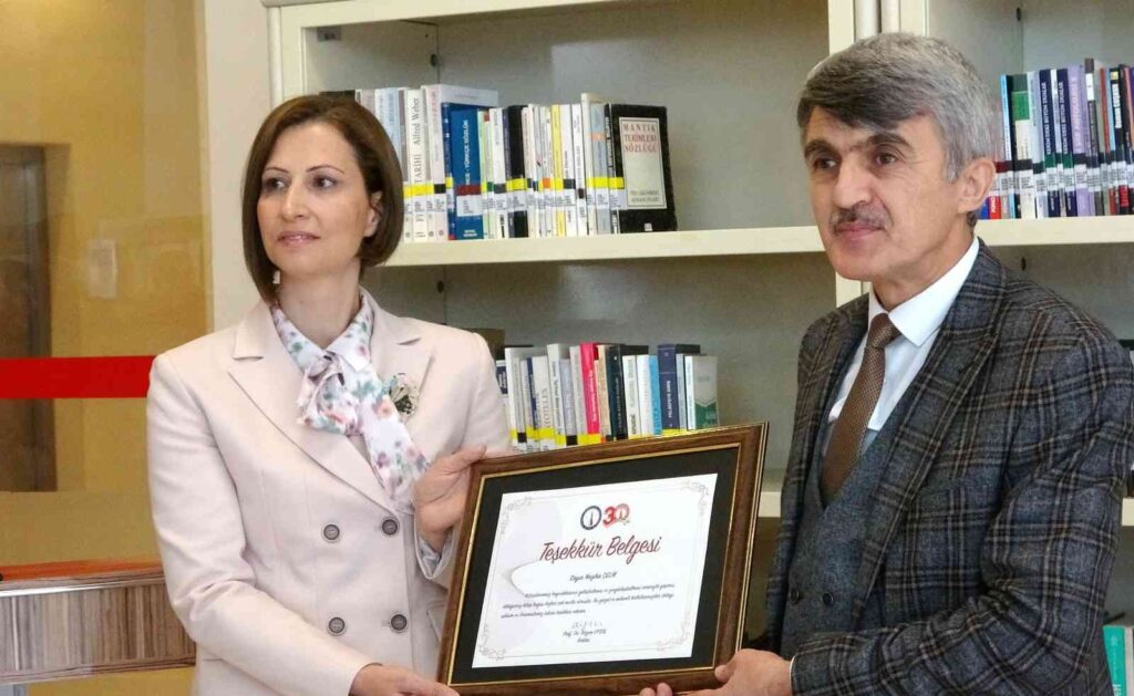 Eği̇ti̇mci̇ Nezi̇ha Çeli̇k, Dpü Şehi̇t Astsubay Ömer Hali̇sdemi̇r Kütüphanesi̇ne Ki̇tap Bağışında Bulundu