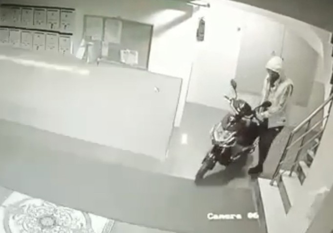 Elektri̇kli̇ Bi̇si̇kleti̇n Çalınma Anı Kameralara Yansıdı