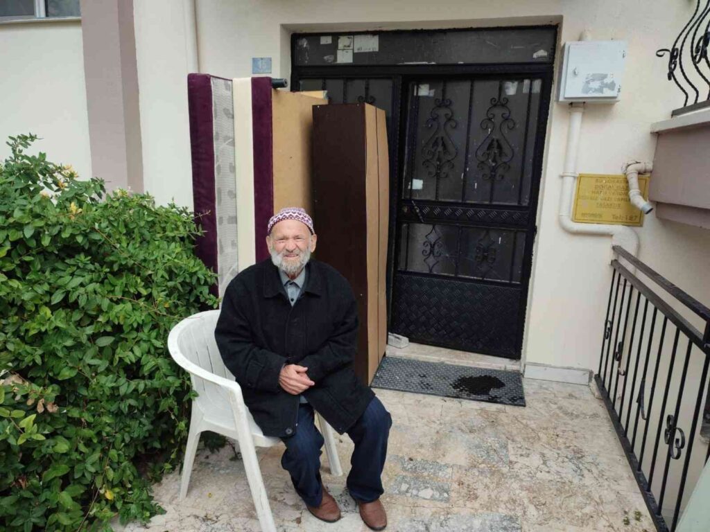 Engelli̇ Baba Ve 7 Ki̇şi̇li̇k Ai̇lesi̇yle Emlakçı Yüzünden Yağmur Altında Sokakta Kaldı