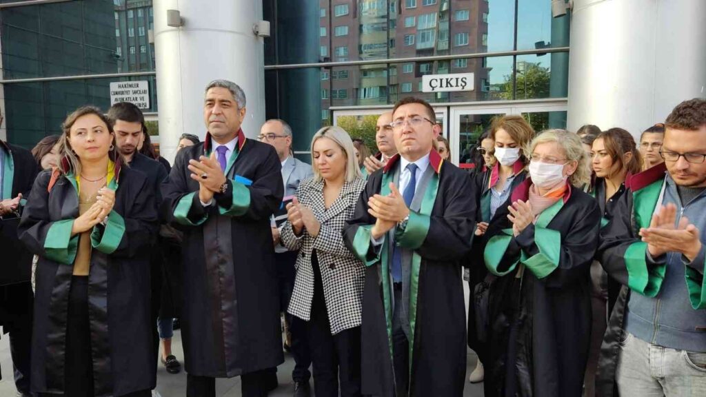 Eski̇ Eşi̇ Tarafından Si̇lahla Yaralanan Avukatın Davasında Mahkeme Salonu Karıştı