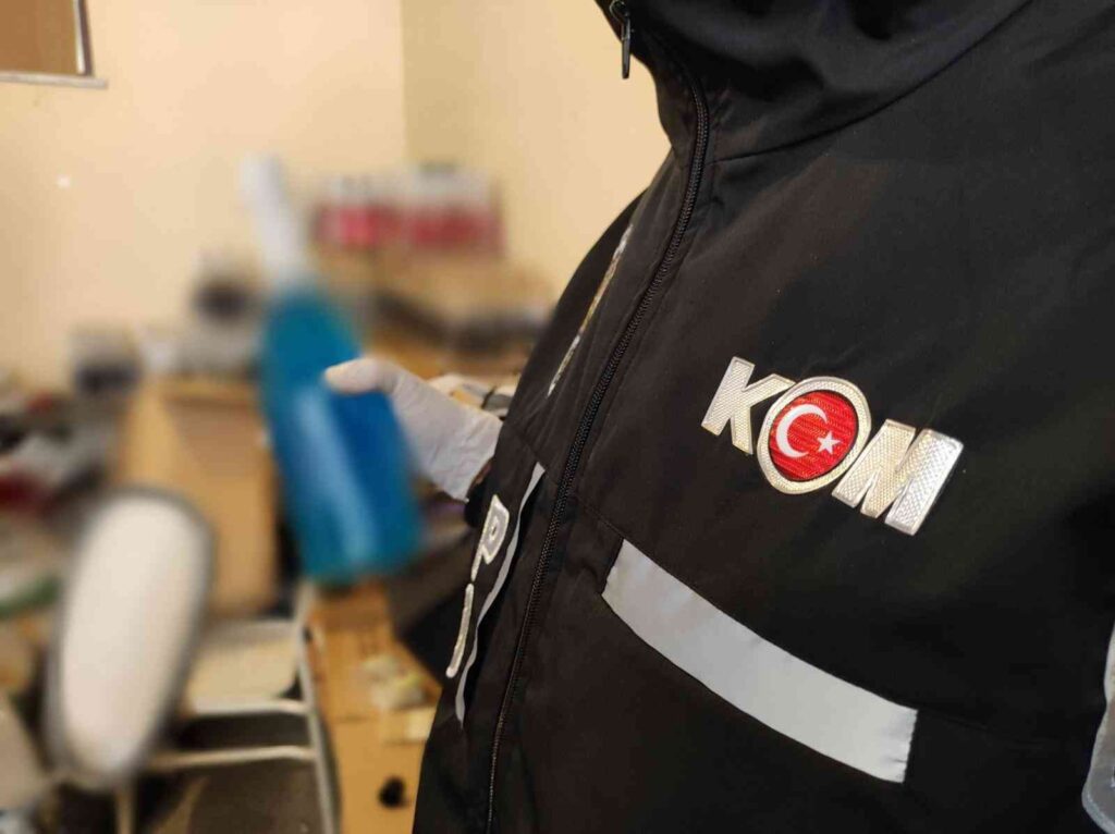 Eski̇şehi̇rde Kaçak Alkol Operasyonunda 3 Şüpheli̇ Yakalandı