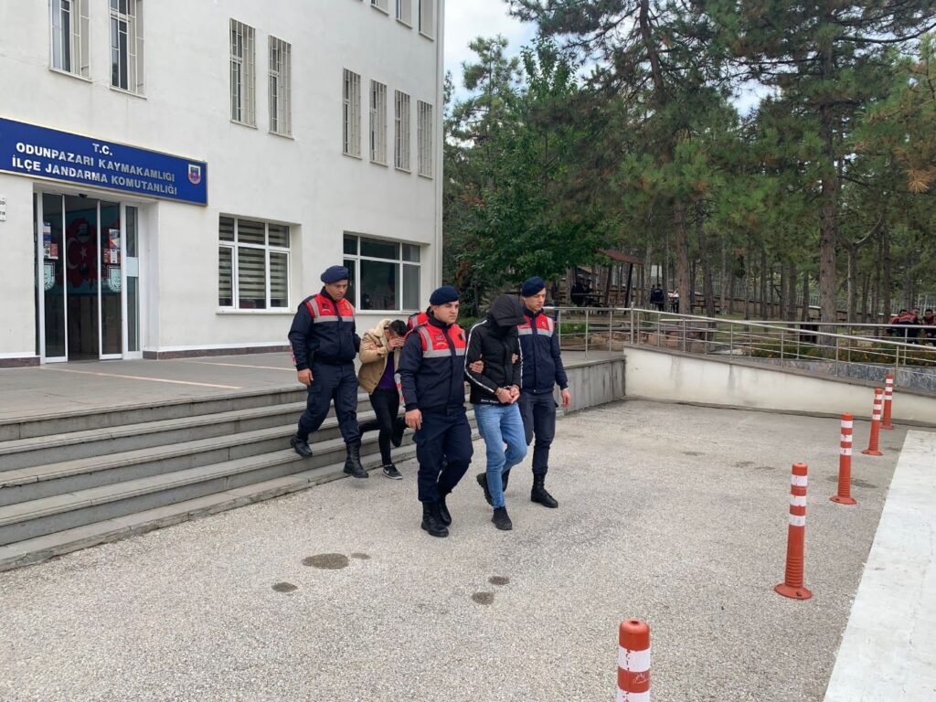 Eski̇şehi̇rde Trafo Ve Enerji̇ Kablosu Çaldıkları Beli̇rlenen 2 Şüpheli̇ Tutuklandı