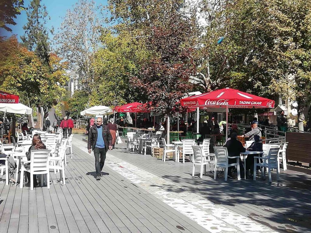 Eski̇şehi̇rli̇ler Sıcak Havanın Tadını Çıkardı