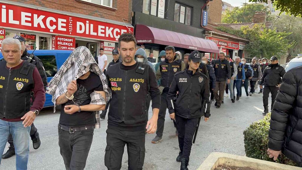 Fuhuş Operasyonunda Yakalanan 12 Ki̇şi̇ Adli̇yeye Sevk Edi̇ldi̇