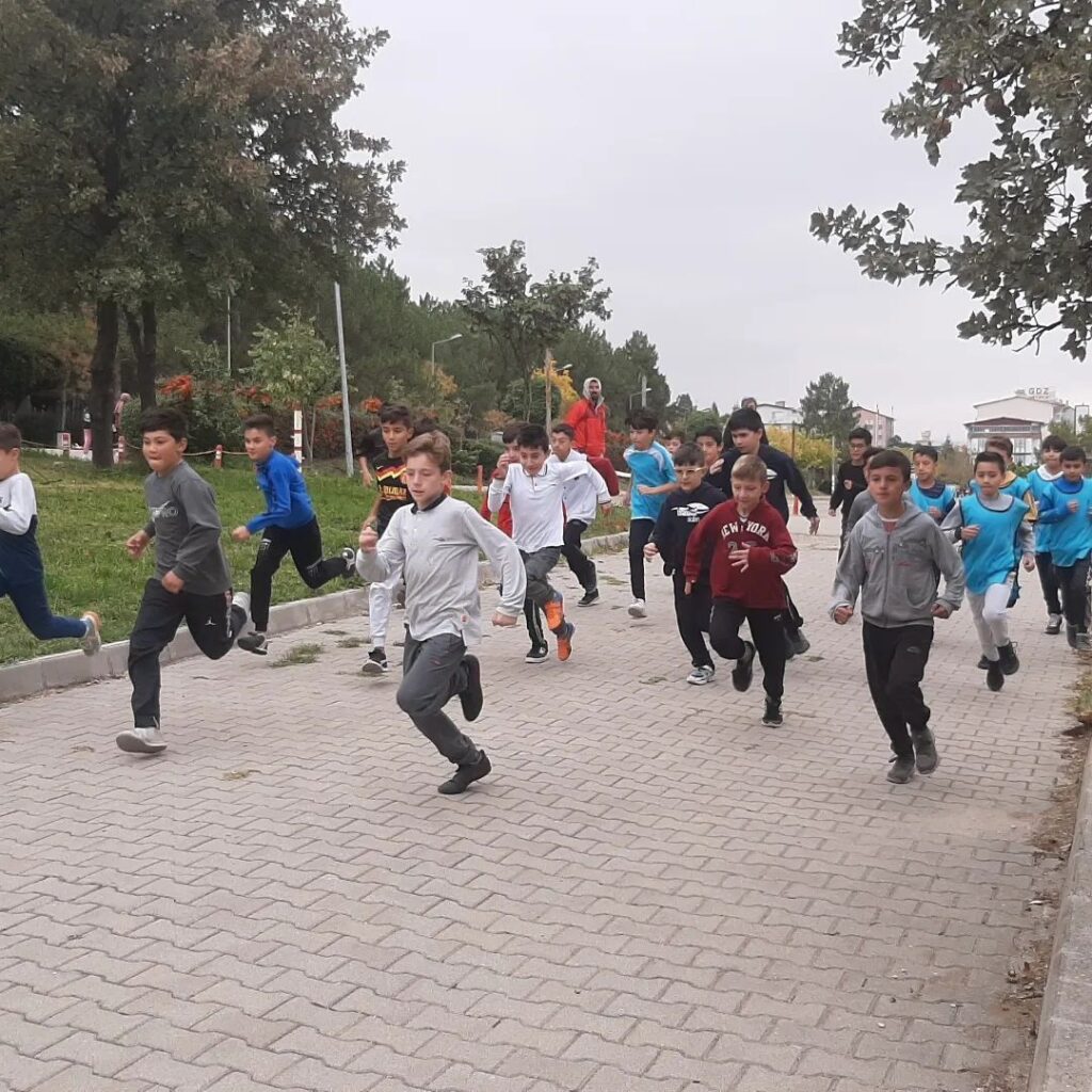 Gedi̇zde 29 Eki̇m Cumhuri̇yet Bayramı Koşusu Düzenlendi̇