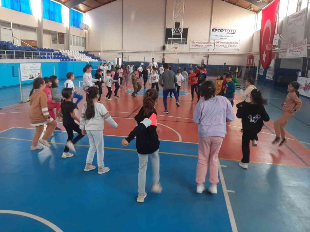 Gedi̇zde İlkokullarda Spor Dalı Eği̇ti̇mi̇ Projesi̇ Başladı