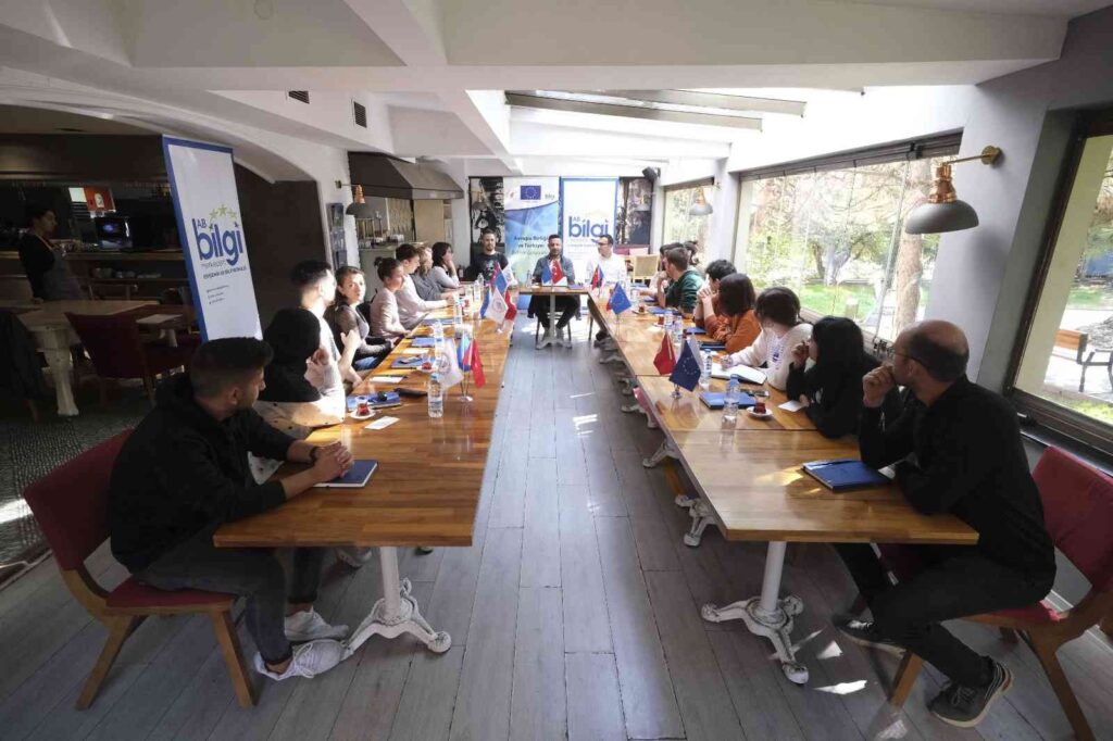 Gençli̇k İçi̇n Ab Etki̇nli̇ği̇nde Gençleri̇n Sorunları Tartışıldı