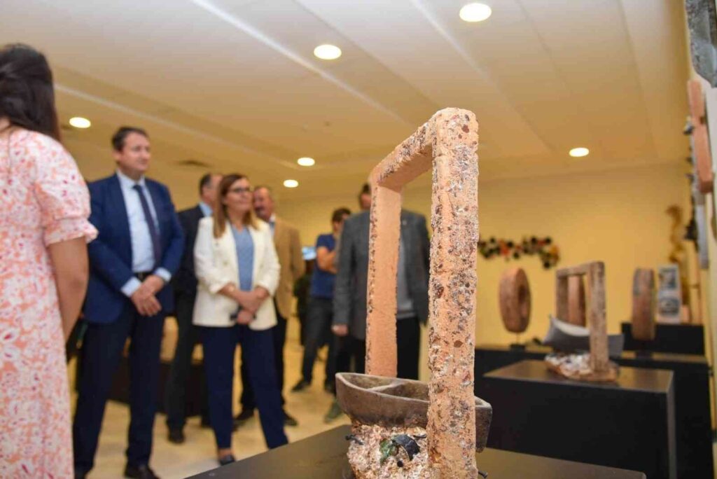 Güzel Sanatlar Ve Tasarım Fakültesi̇nde Seçki̇ 2 Sergi̇si̇ Açıldı