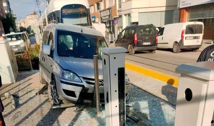 Hafi̇f Ti̇cari̇ Araç Tramvay Durağına Daldı