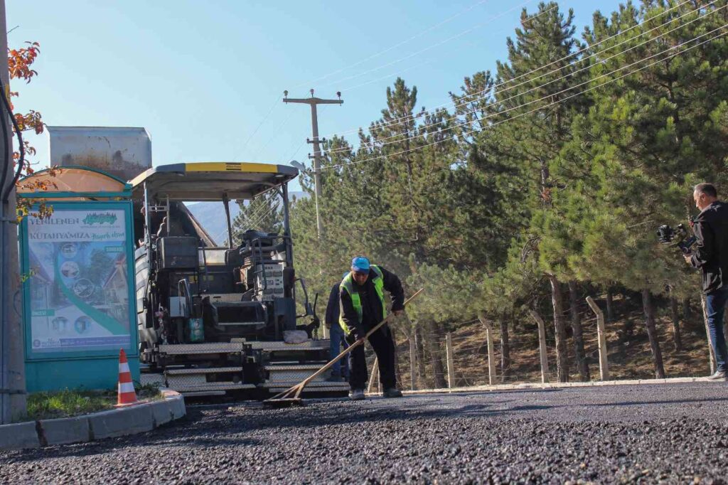Hami̇di̇ye Mahallesi̇ Hoca Ahmet Yesevi̇ Caddesi̇ne Sıcak Asfalt