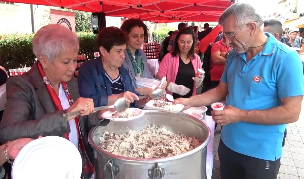 Hazret-İ Mevlananın Doğumunun 815. Yıl Dönümü Sebebi̇yle Halka Pi̇lav Ve Ayran İkramı