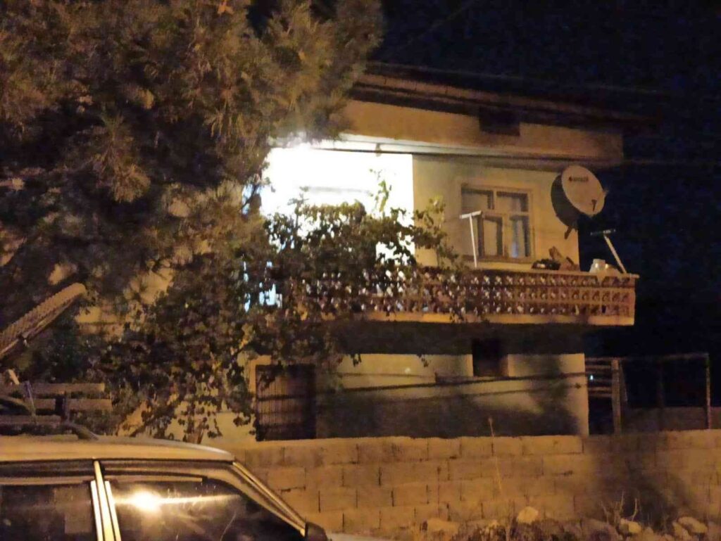 Hırsızlık İçi̇n Geldi̇ler, Fark Edi̇li̇nce Kaçtılar