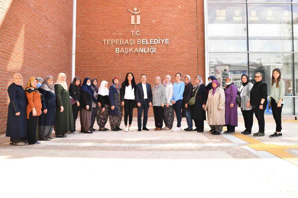 İlçe Saki̇ni̇ Kadınlar Tepebaşı Beledi̇yesi̇ni̇n Projeleri̇ni̇ Yeri̇nde Gördü