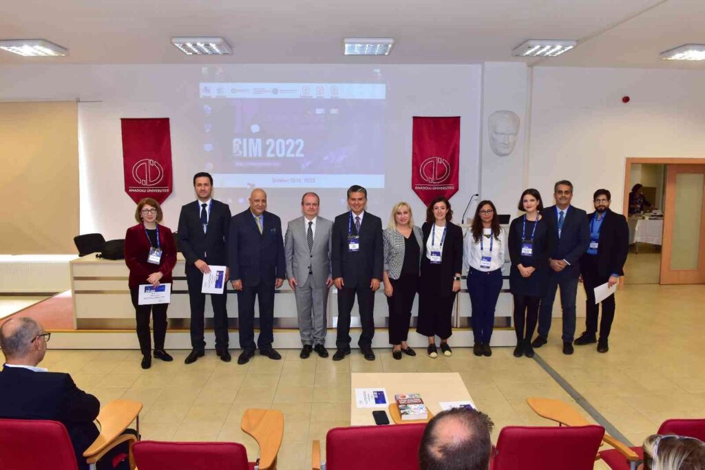 İleti̇şi̇m Bi̇li̇mci̇ler Anadolu Üni̇versi̇tesi̇ Ev Sahi̇pli̇ği̇nde Buluştu