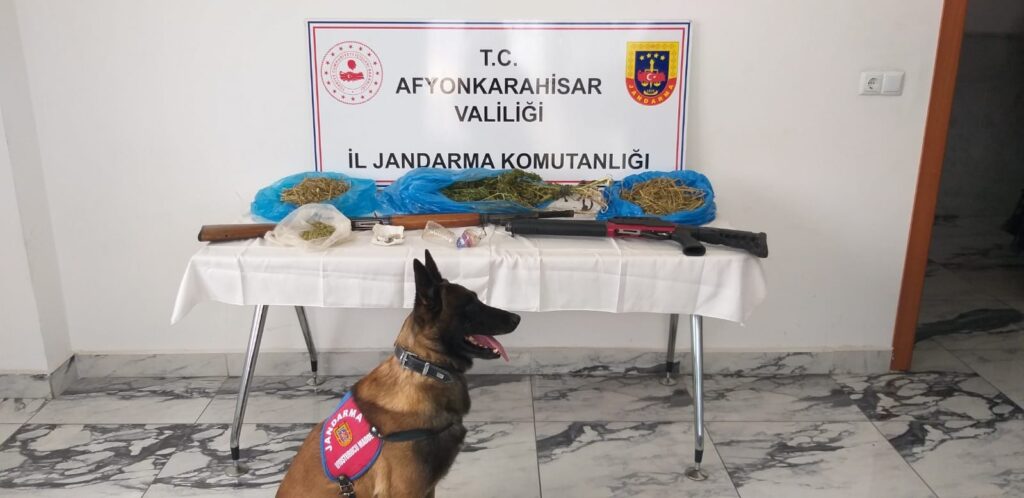 Jandarma Şüphe Üzeri̇ne Durdurduğu Araçta Eroi̇n Ele Geçi̇rdi̇