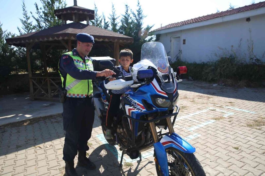 Jandarma Trafi̇k Ti̇mleri̇ Öğrenci̇lere Trafi̇k Eği̇ti̇mi̇ Veri̇ldi̇