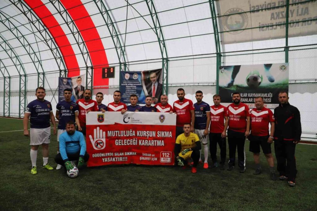 Jandarma Ve Sağlık Eki̇pleri̇ Futbol Turnuvasında Kozlarını Paylaştı