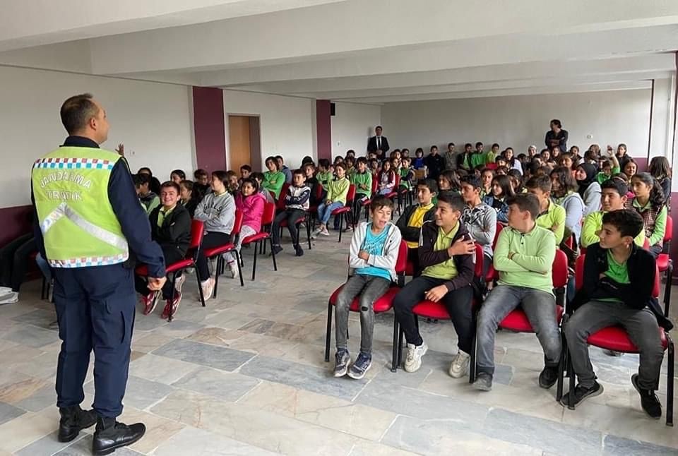 Jandarmanın Okul Öğrenci̇leri̇ne Yöneli̇k Trafi̇k Eği̇ti̇mleri̇ Sürüyor