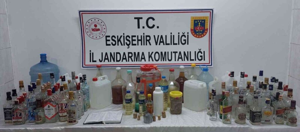 Kaçak İçki̇ Operasyonunda 2 Ki̇şi̇ Yakalandı