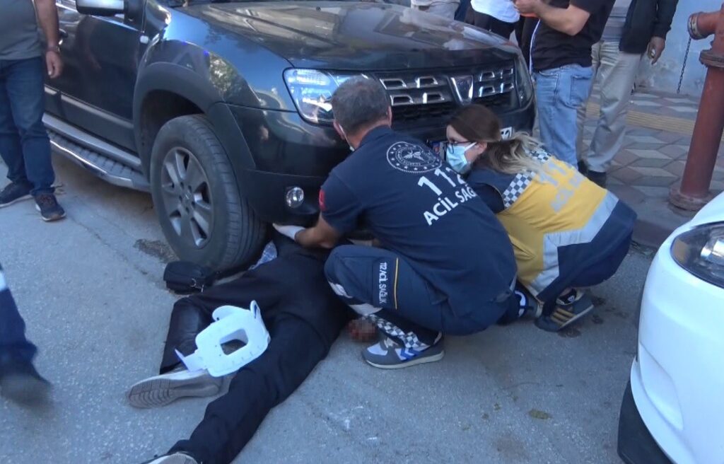 Kamyoneti̇n Çarptığı Yaya Başka Bi̇r Aracın Altında Sıkıştı