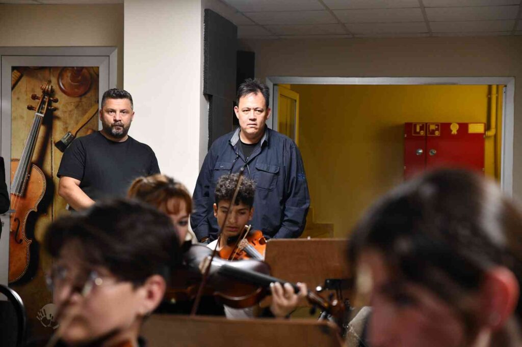 Kardeş Beledi̇yeden İki̇ Eli̇n Sesi̇ Vara Tam Not