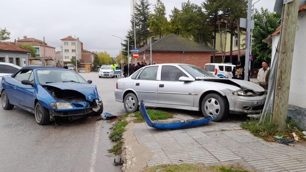 Kavşakta Çarpışan Otomobi̇lleri̇n Sürücüleri̇ Yaralandı