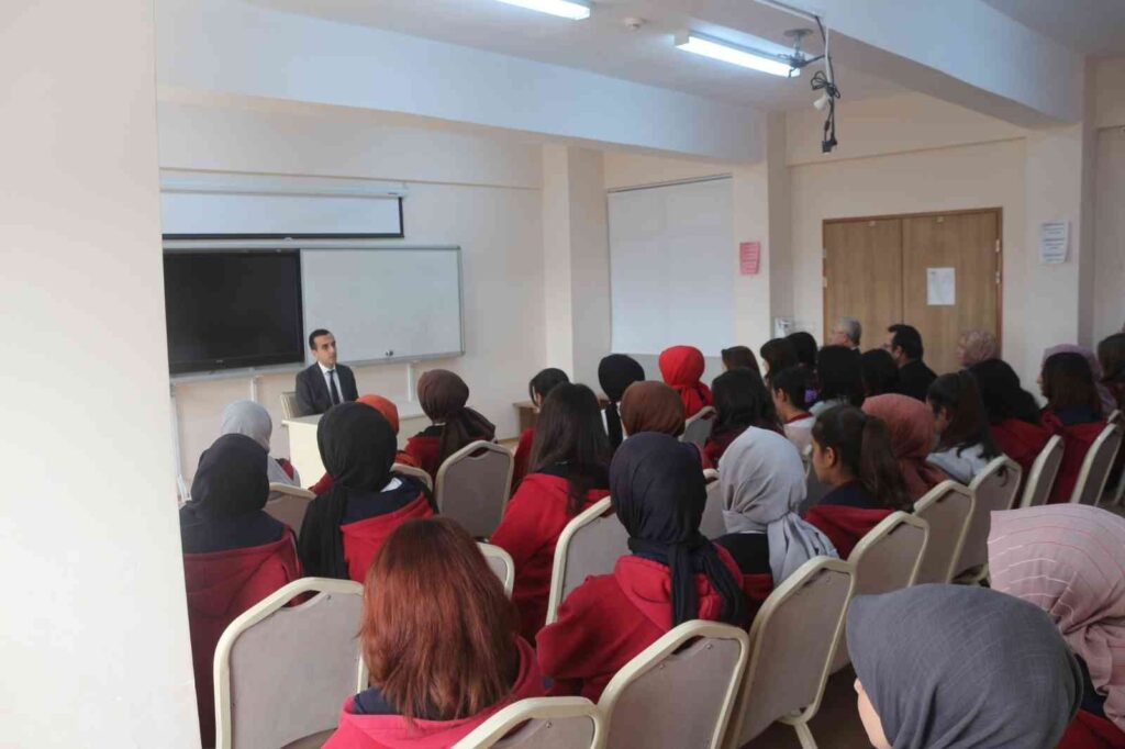 Kaymakam Okumuş, Li̇se Öğrenci̇leri̇ne Mesleği̇ni̇ Tanıttı