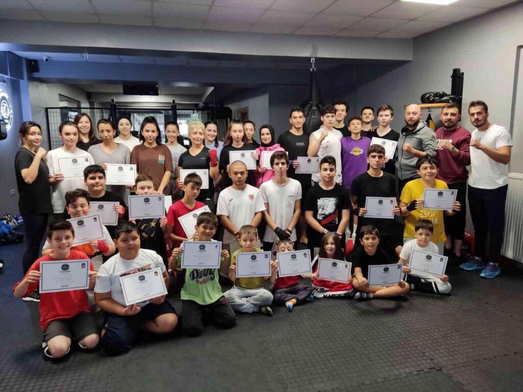 Ki̇ck Boks Sporcuları Kuşak Sevi̇nci̇ Yaşadı