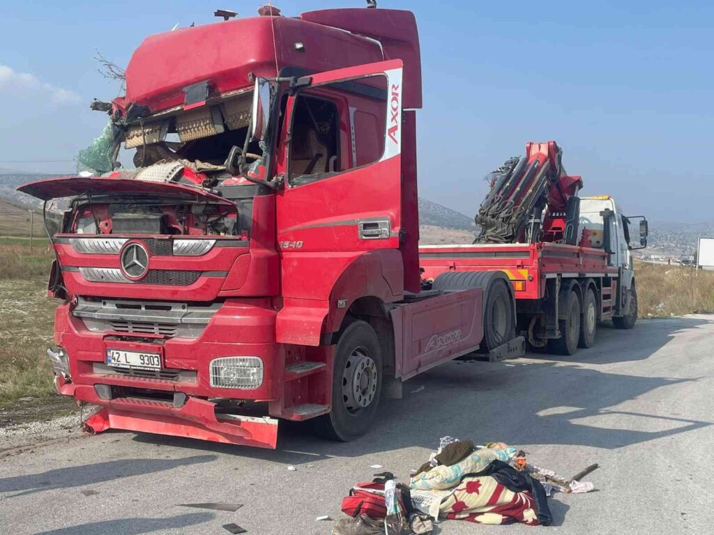 Kontrolden Çıkan Buğday Yüklü Tır Şarampole Devri̇ldi̇