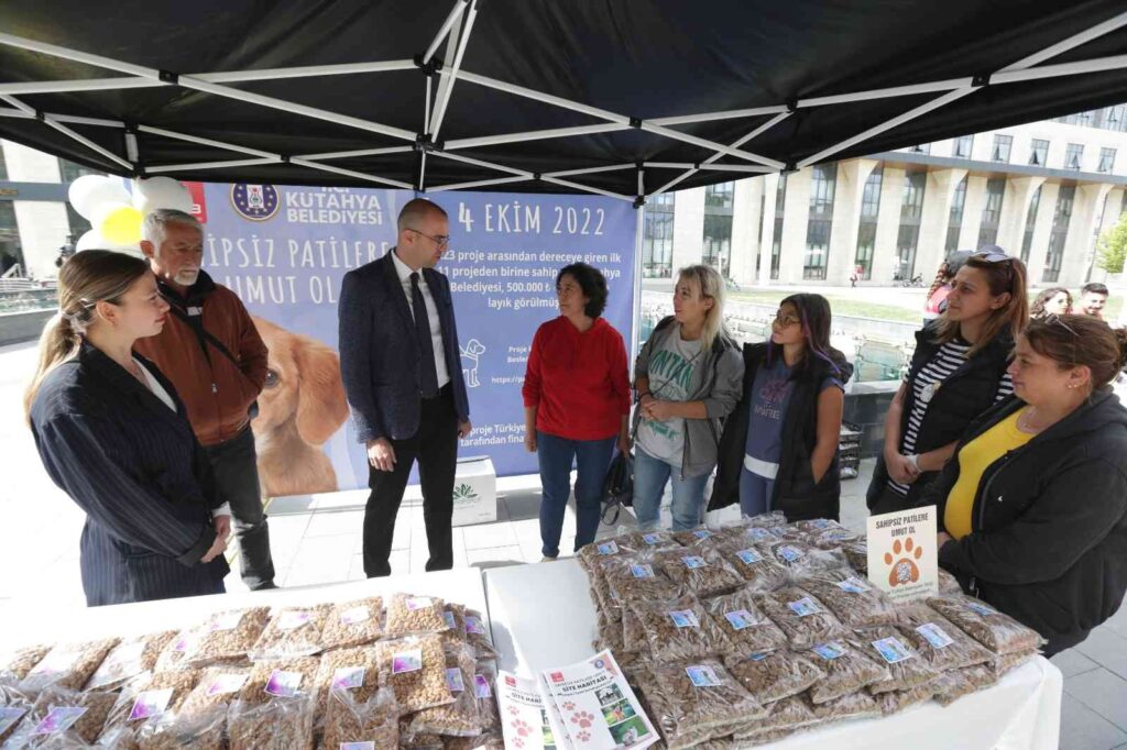 Kütahya Beledi̇yesi̇ Yi̇yecek Bulmakta Zorluk Çeken Hayvanlar İçi̇n Mama Dağıttı