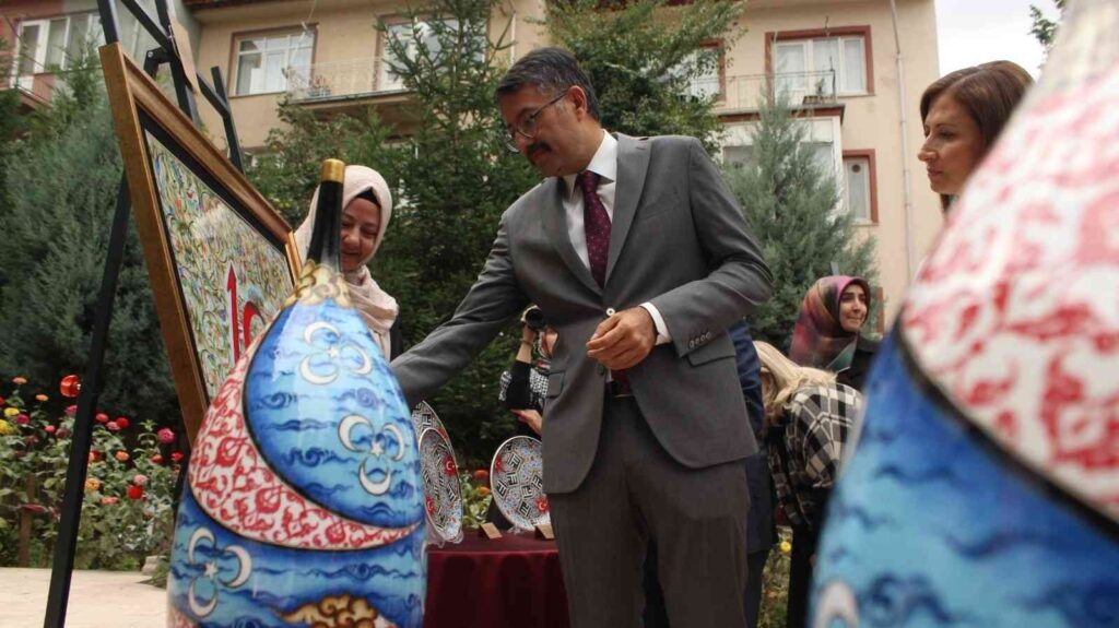 Kütahya Çi̇ni̇si̇nde Büyük Zaferi̇n 100. Yılı Sergi̇si̇ Açıldı