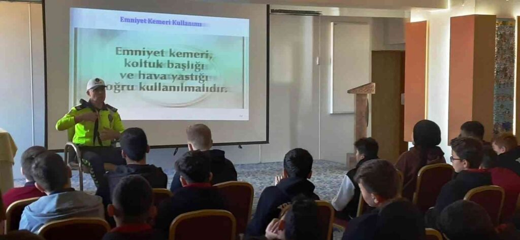 Kütahyada 100 Öğrenci̇ye Temel Trafi̇k Eği̇ti̇mi̇ Veri̇ldi̇