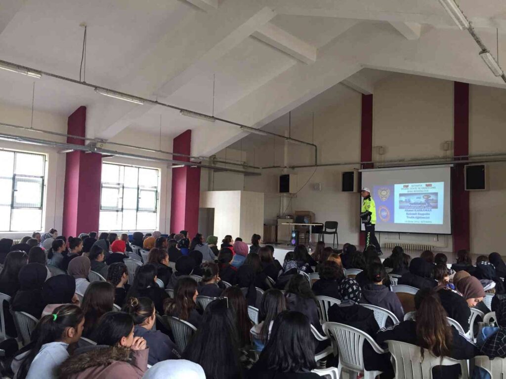 Kütahyada 170 Öğrenci̇ye Güvenli̇ Trafi̇k Kullanımı Konusunda Eği̇ti̇m Veri̇ldi̇