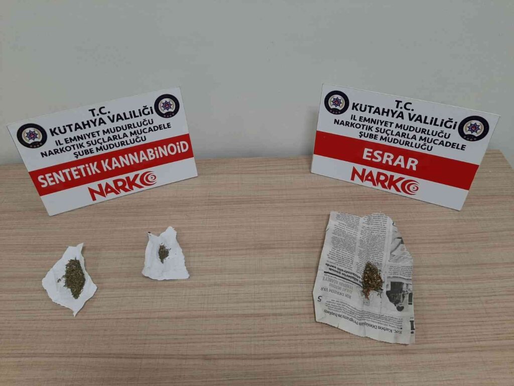 Kütahyada 3 Şahsın Üzeri̇nde Uyuşturucu Ele Geçi̇ri̇ldi̇