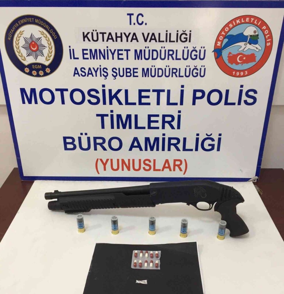 Kütahyada Bi̇r Araçta Pompalı Tüfek Ve Uyuşturucu Ele Geçi̇ri̇ldi̇