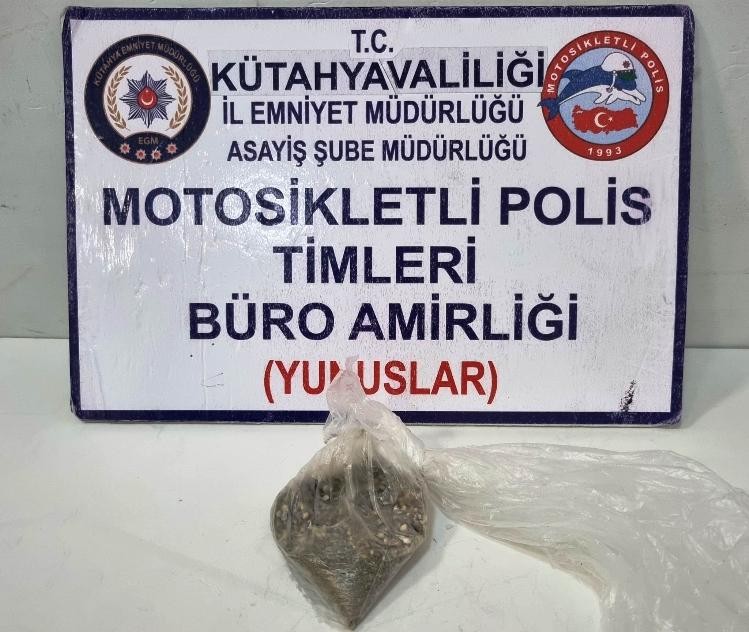 Kütahyada Bi̇r Şahsın Üzeri̇nde Esrar Bulundu