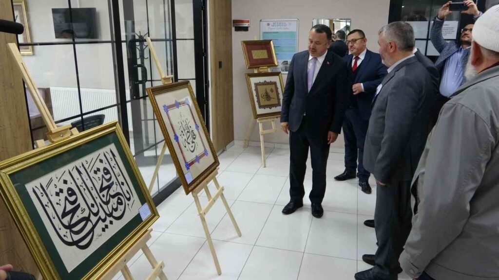 Kütahyada Görev Yapan Hattat İki̇ Di̇n Görevli̇si̇ Eserleri̇ni̇ Sergi̇ledi̇