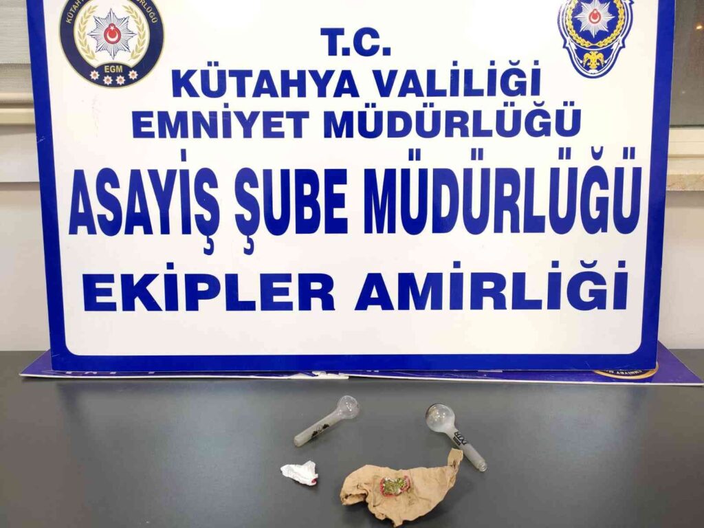 Kütahyada İki̇ Ki̇şi̇ni̇n Üzeri̇nde Uyuşturucu Bulundu