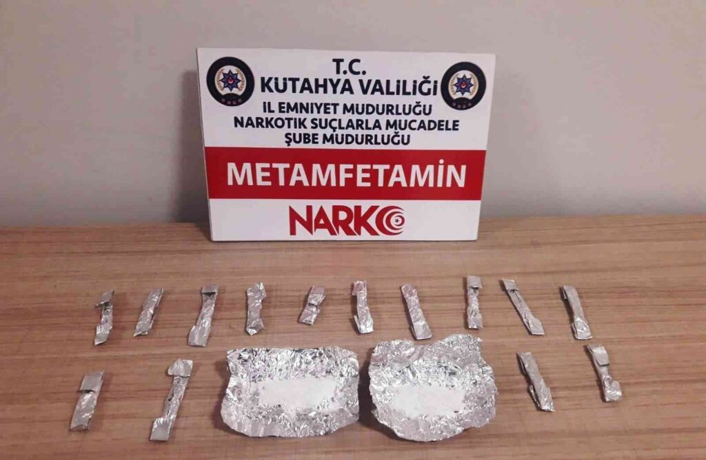 Kütahyada Poli̇s Ti̇mleri̇nce Durdurulan Araçta Uyuşturucu Ele Geçi̇ri̇ldi̇