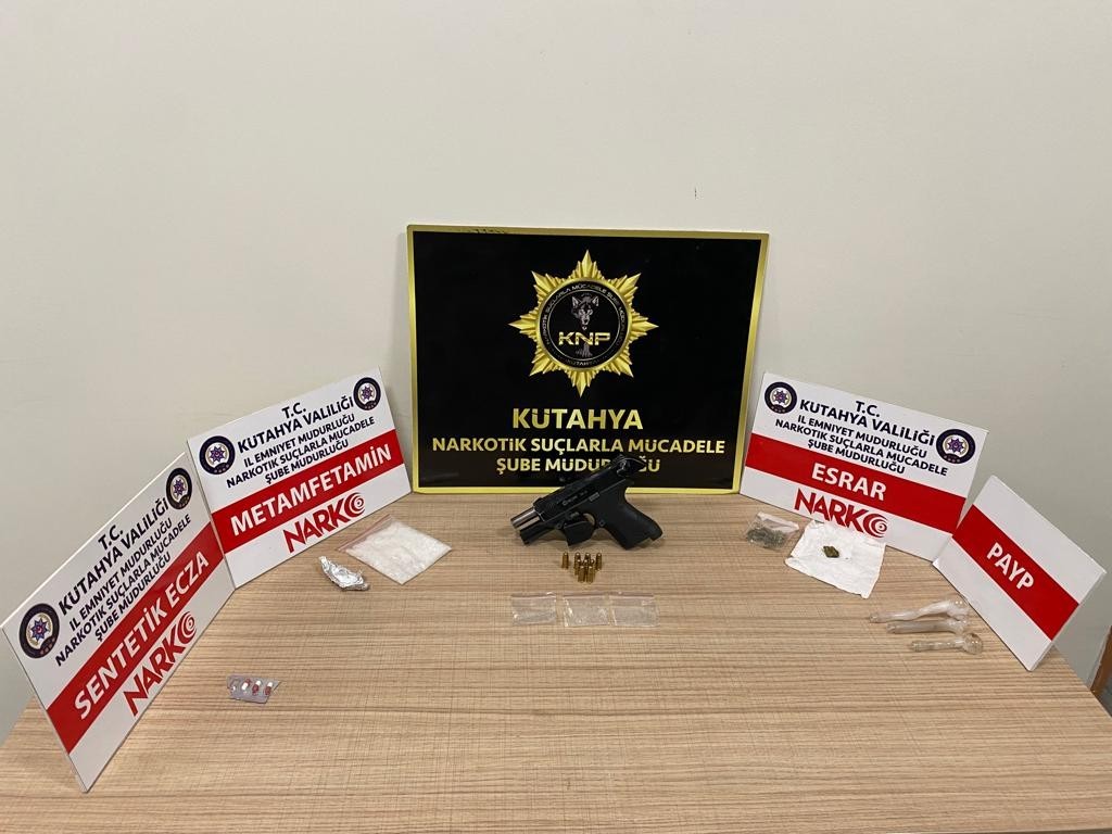Kütahyada Uyuşturucu Operasyonunda 2 Ki̇şi̇ Tutuklandı