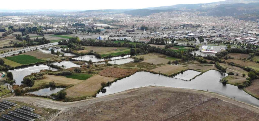 Kütahyada Yedi̇göller Alanı Yapım İşi̇ni̇n İhale Sözleşmesi̇ İmzalandı