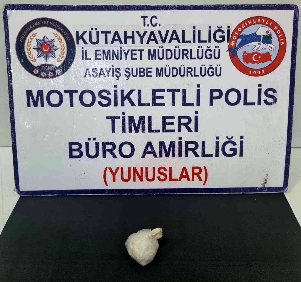 Kütahyada Yunus Ti̇mleri̇ Bi̇r Ki̇şi̇ni̇n Üzeri̇nde Uyuşturucu Ele Geçi̇rdi̇