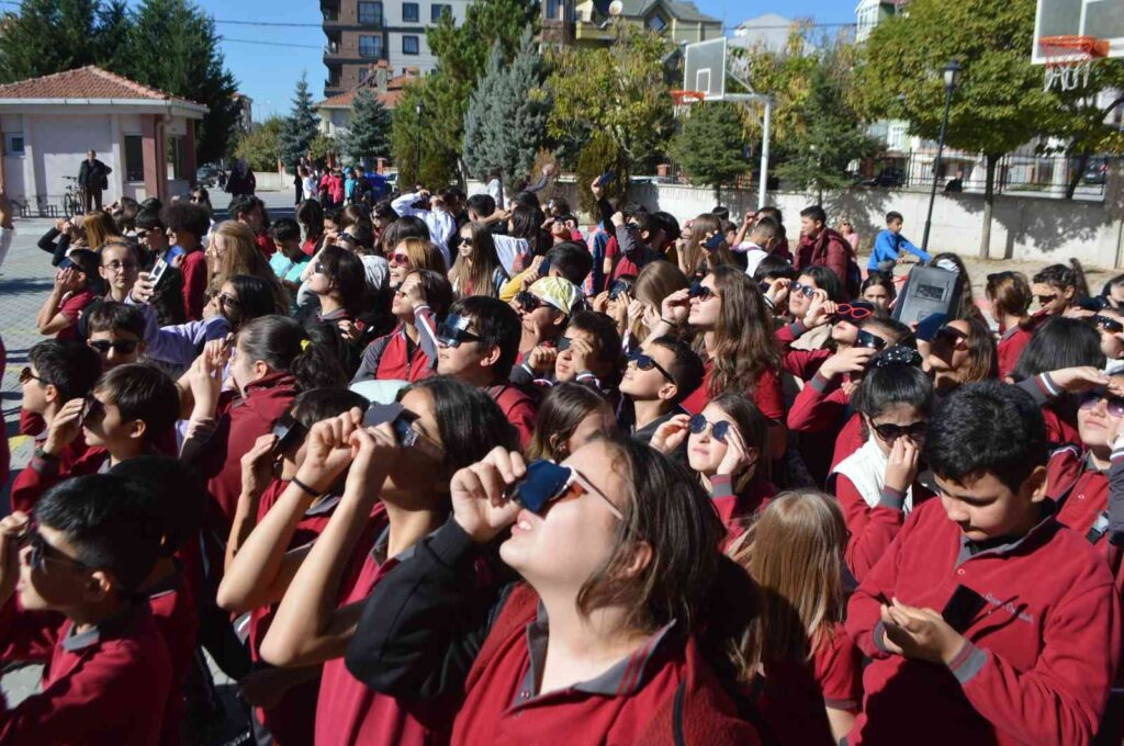 Kütahyanın Tavşanlı İlçesi̇nde De Güneş Tutulması Gözlemlendi̇