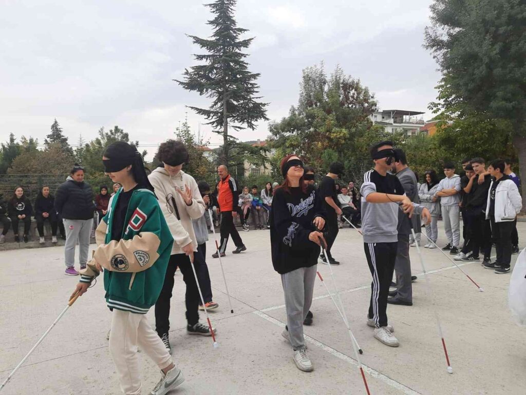 Li̇se Öğrenci̇leri̇ 5 Daki̇kalığına Görme Engelli̇ Oldu