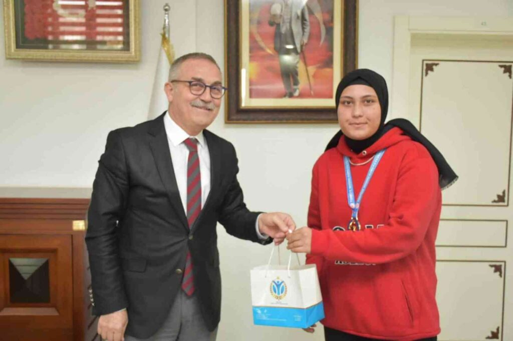 Mi̇lli̇ Eği̇ti̇m Müdürü Akyol, Şampi̇yonu Makamında Ağırladı