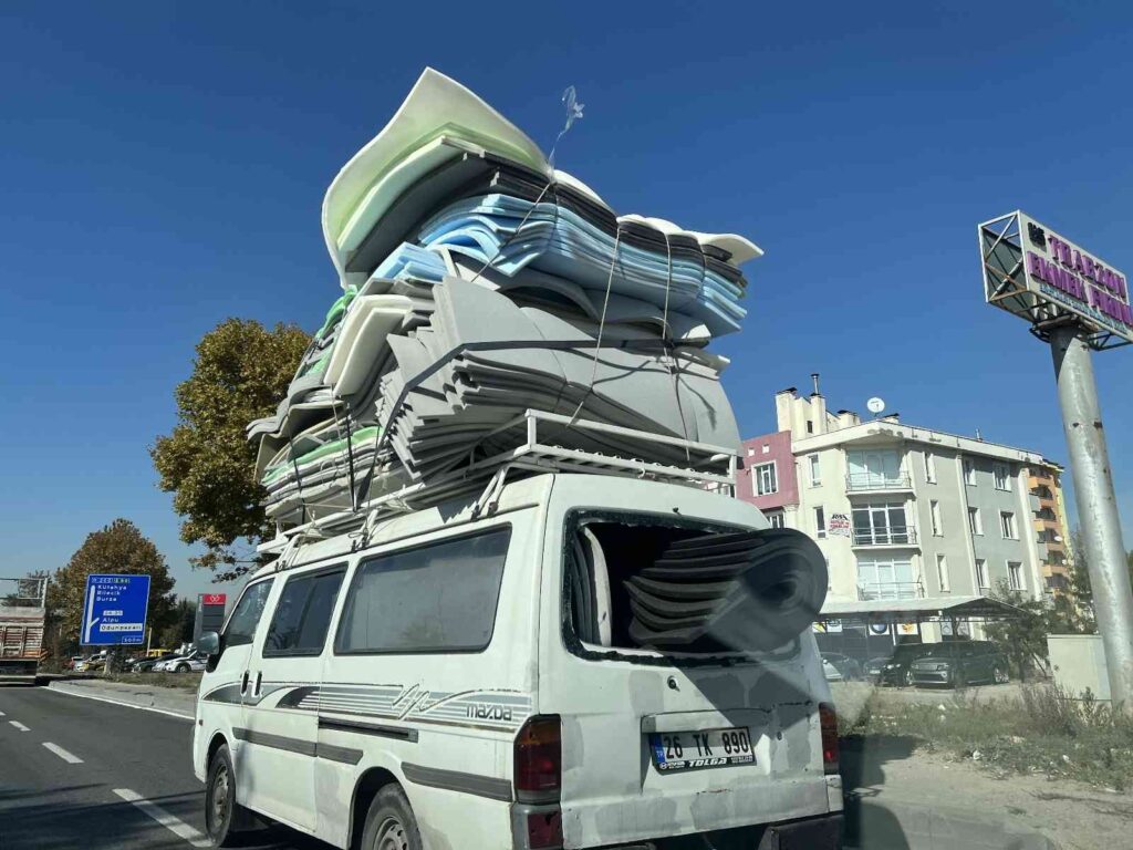 Mi̇ni̇büsten Büyük Yükle Tehli̇keli̇ Yolculuk