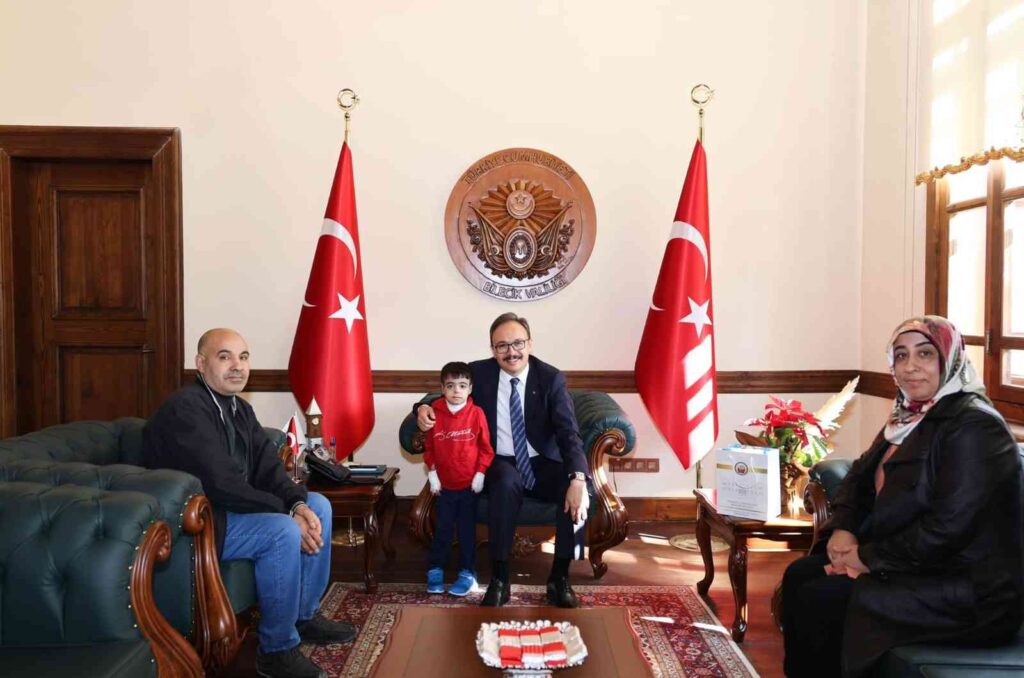 Mi̇ni̇k Nuretti̇n, Vali̇ Kızılkayayı Zi̇yaret Etti̇